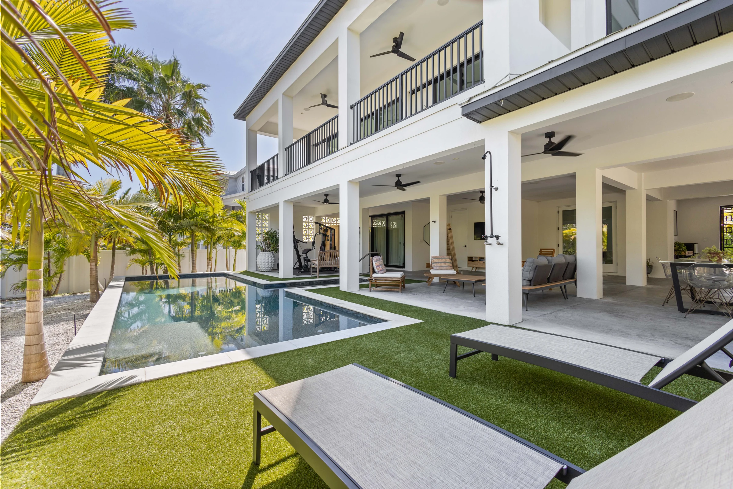 Modern home and tropical poolside living photographed by Vuzario