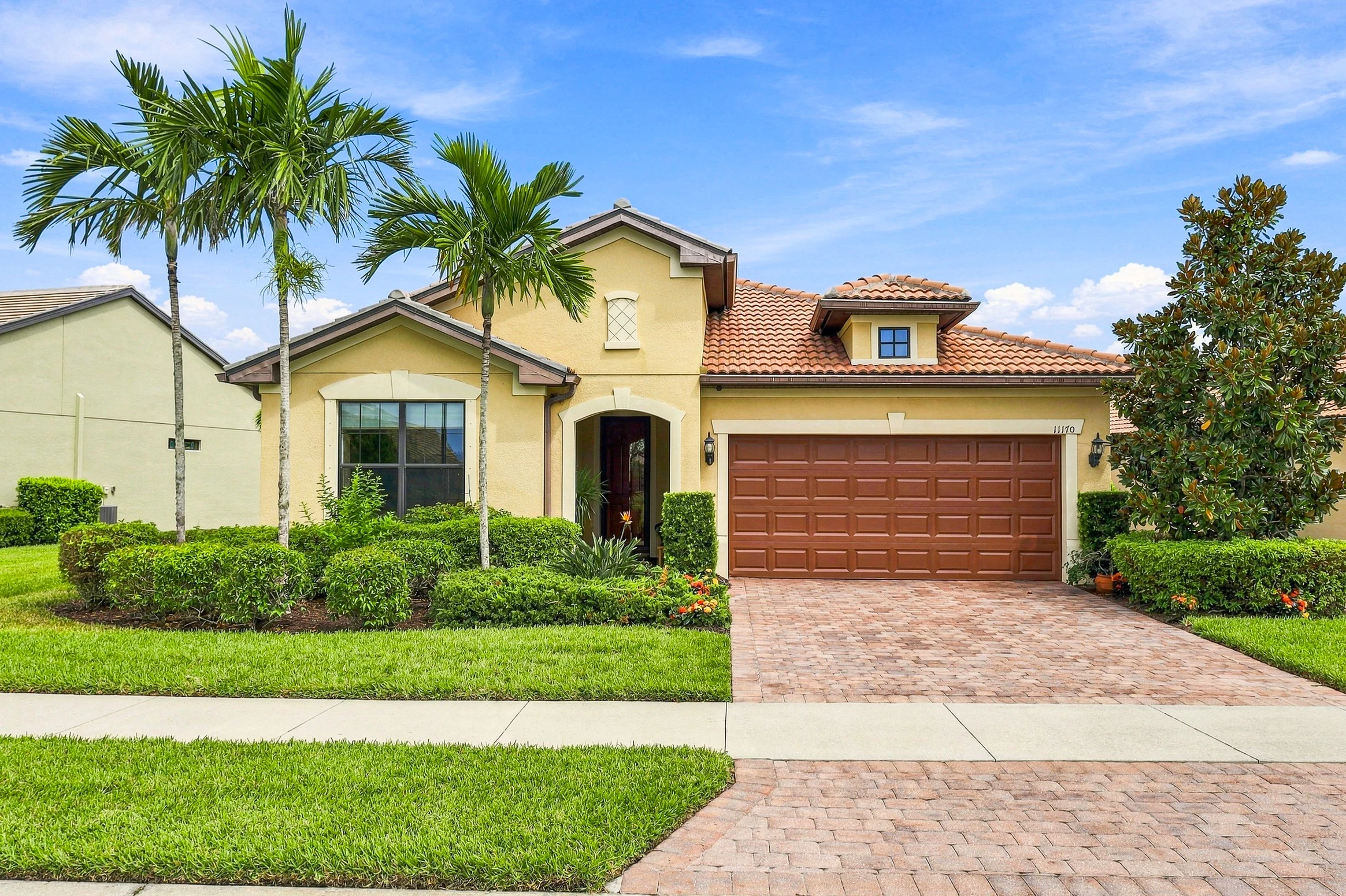 Florida home framed by palms photographed by Vuzario